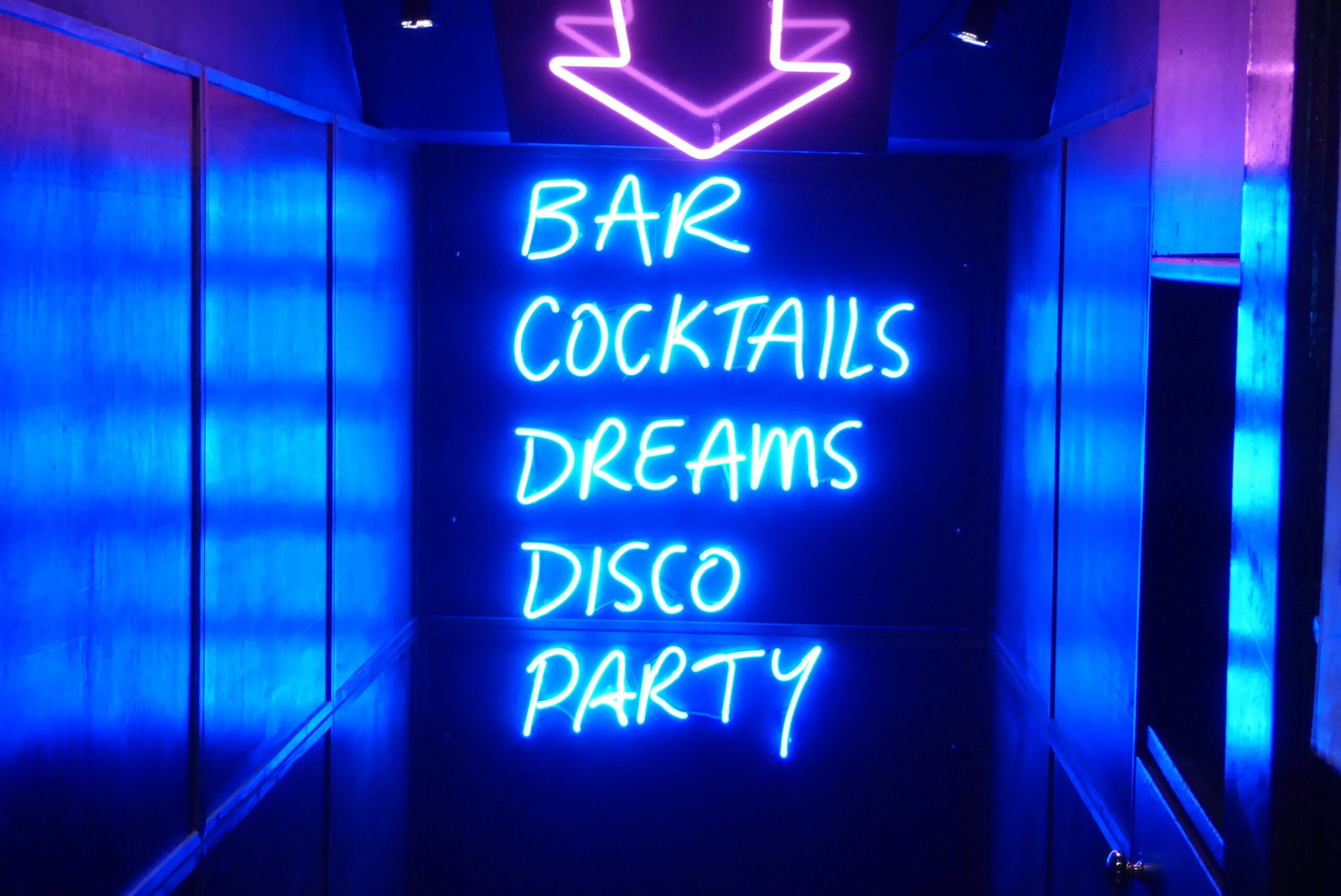Soirée animée par un DJ dans un bar en Alsace, ambiance et lumières DJ68 Events