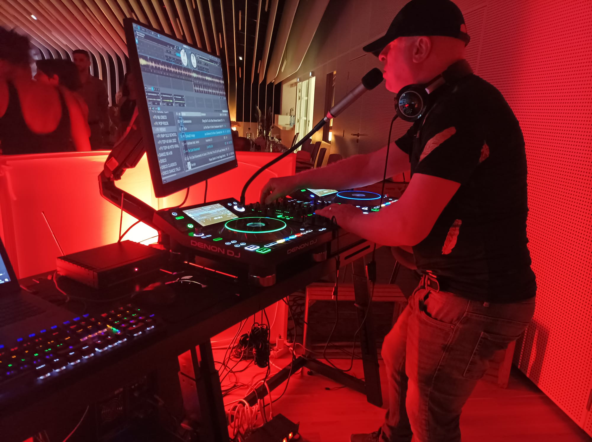DJ qui mixe dans un bar, soirée animée par DJ68 Events en Alsace