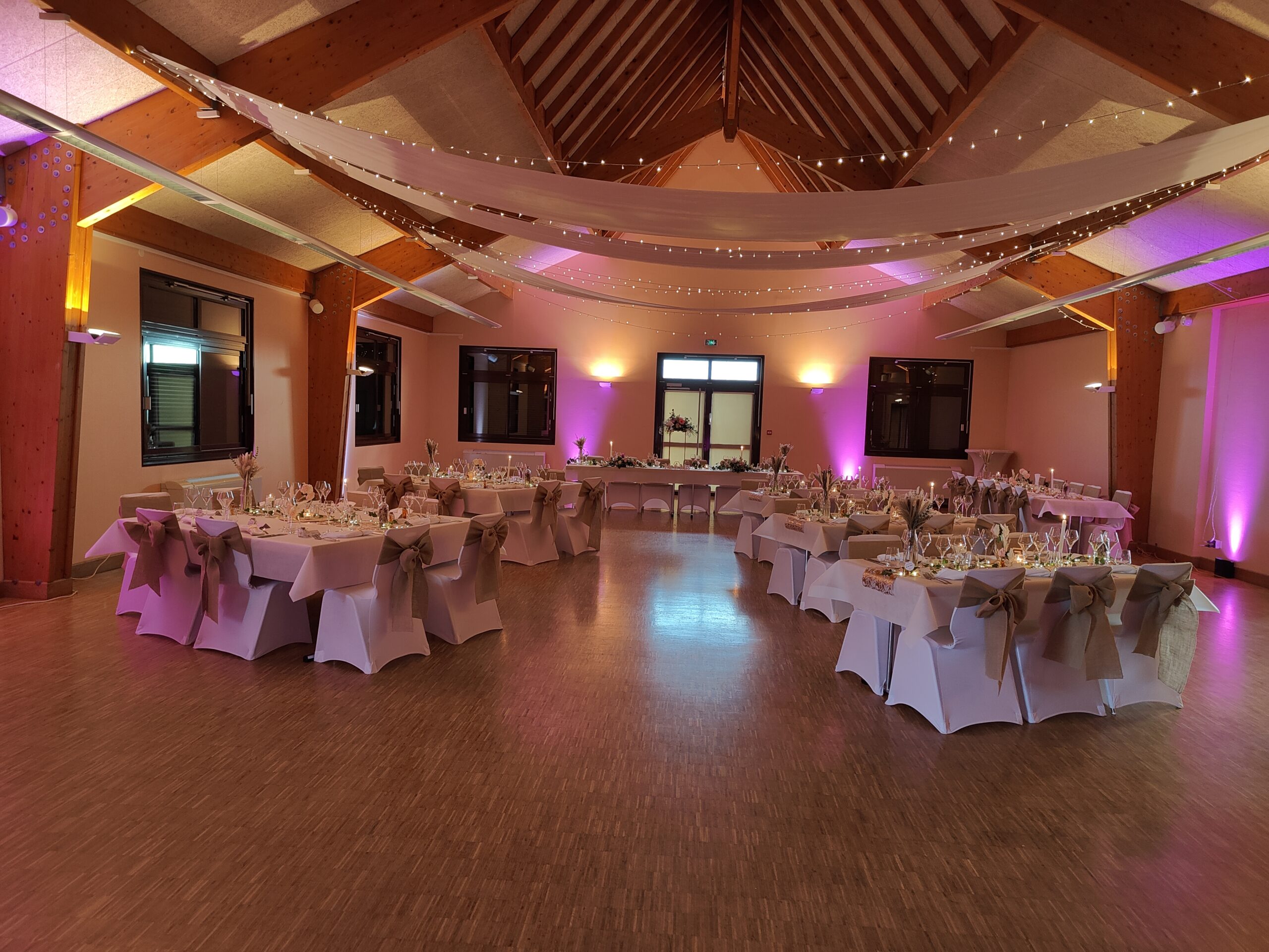 Tables des invités et piste de danse préparées pour un mariage en Alsace