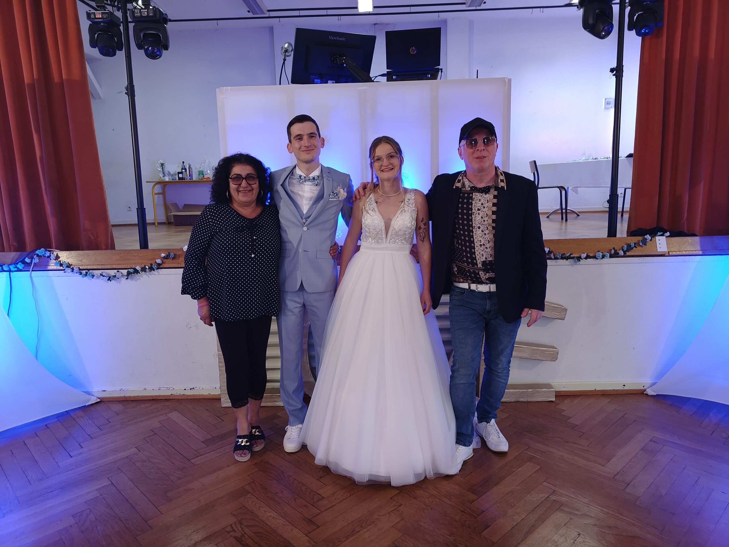 Photo souvenir des mariés avec leur DJ, mariage dans le Haut-Rhin