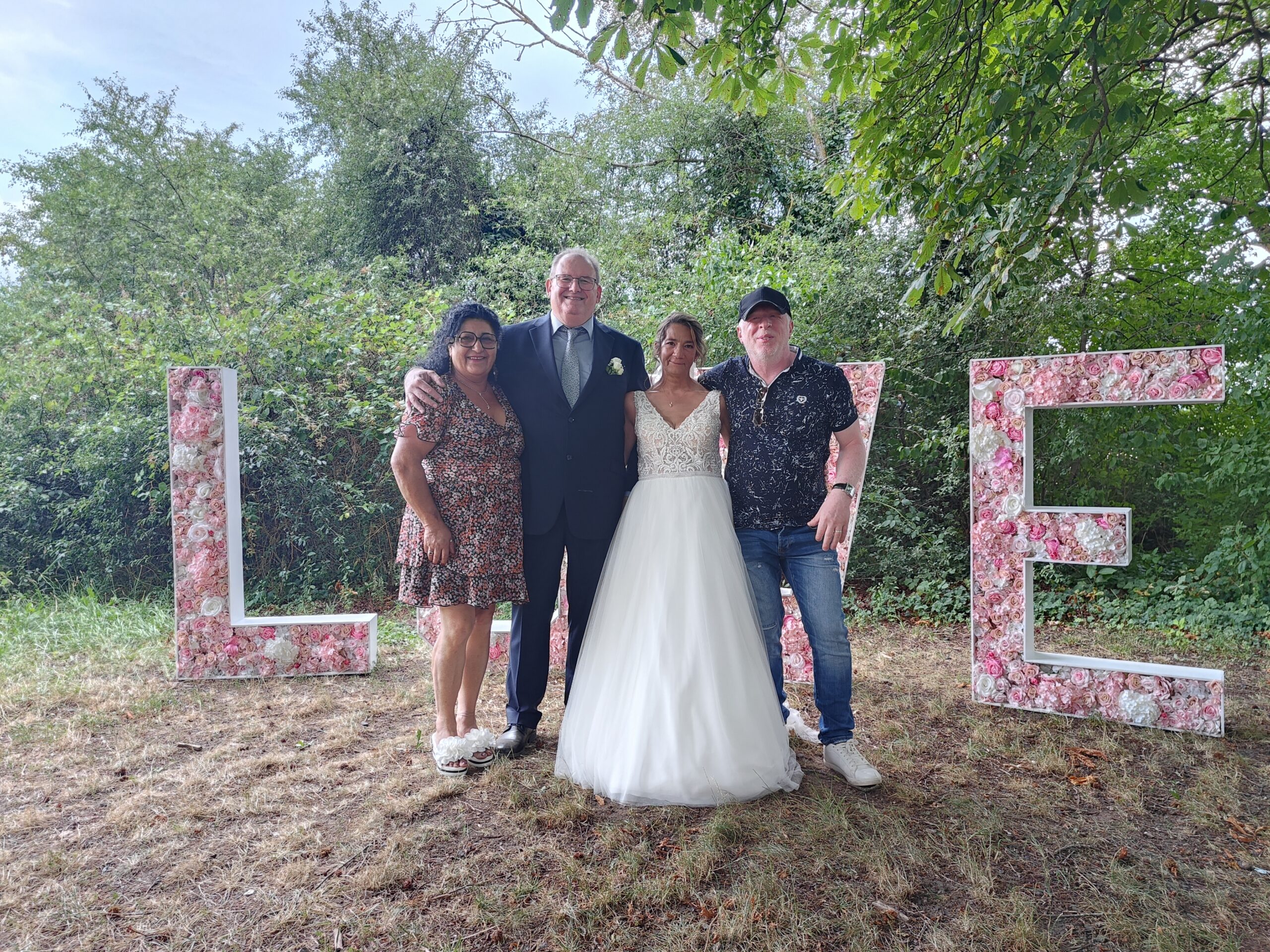 Stackio et Manuela de DJ68 Events avec les mariés lors d’un mariage en Alsace