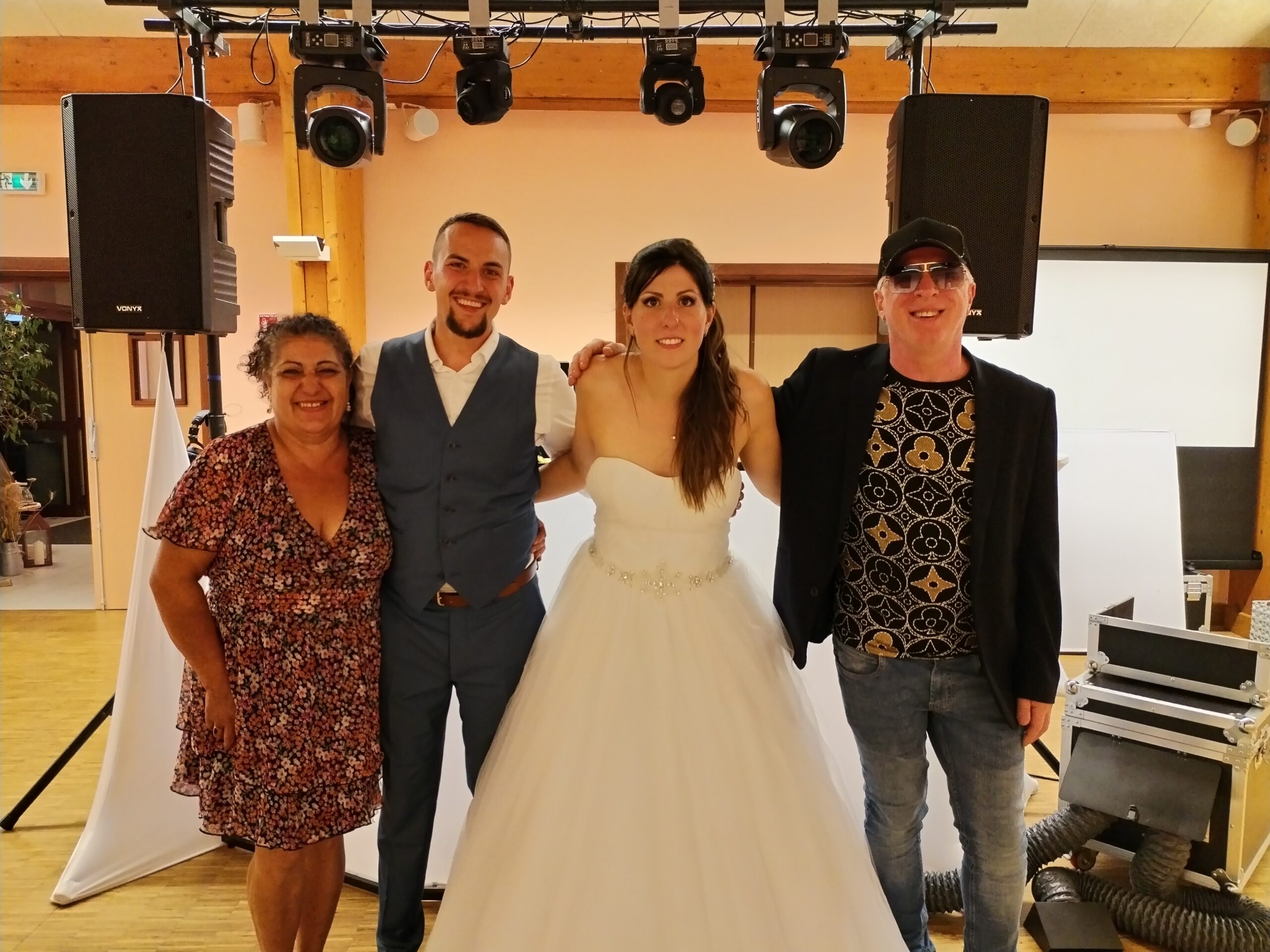 L’équipe DJ68 Events aux côtés des jeunes mariés, fin de soirée de mariage