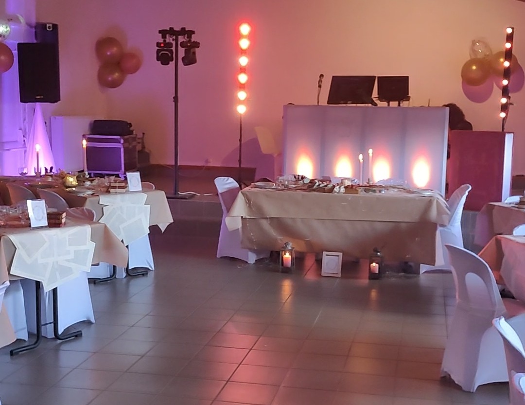 Salle de réception avec scène et podium DJ, installation DJ68 Events en Alsace